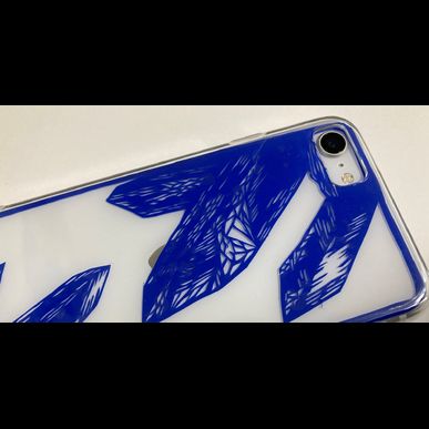 切り絵でオリジナルのスマホケースが作れます！